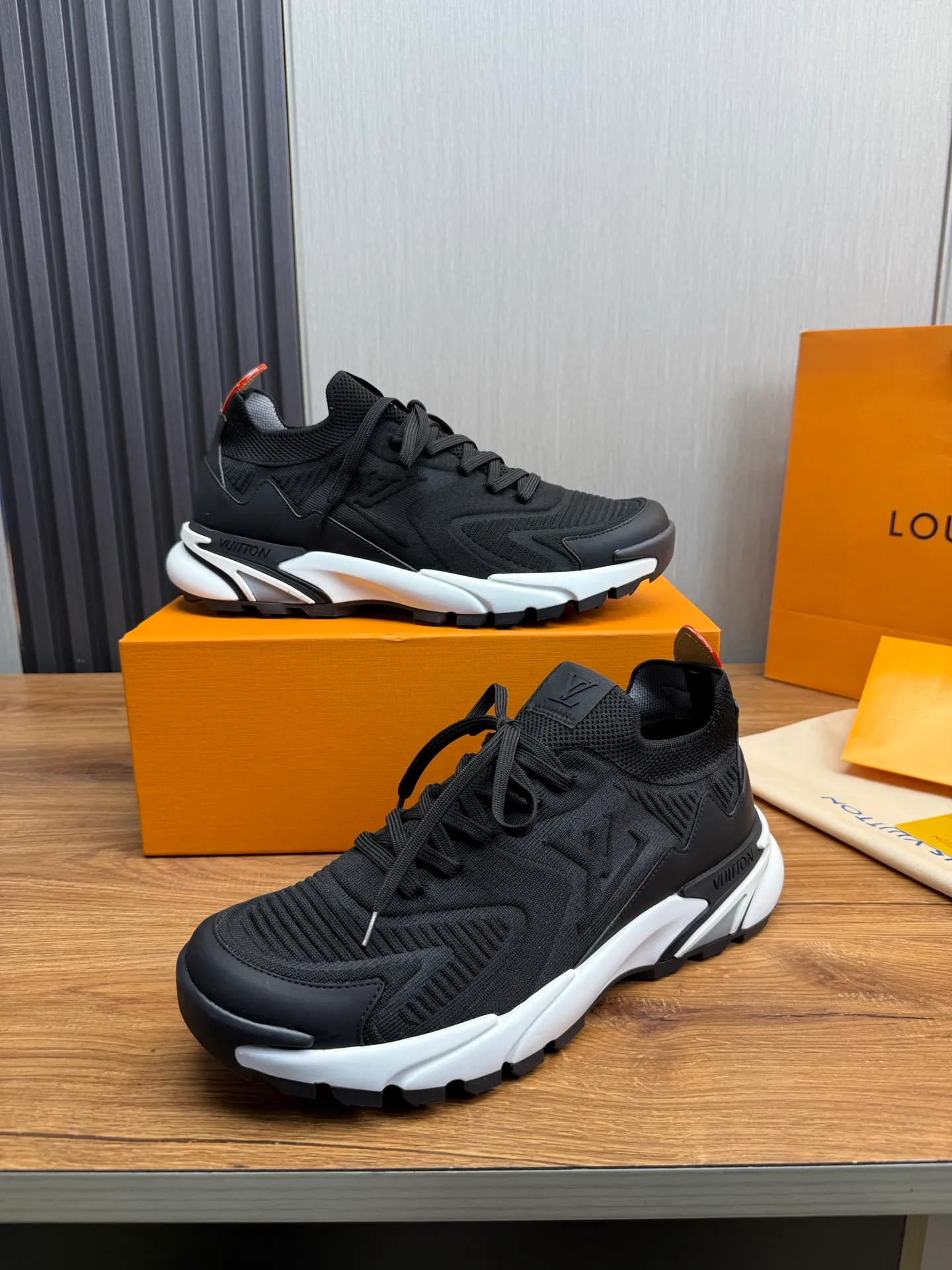 Men's Men's Shoes 580💰 🌈LV | Louis Vuitton 2025 LV Louis Vuitton L House Donkey Brand Latest Olympia Series Couple Style Silver Horn King Casual Sports Shoes Running Shoes This LV Olympia sports shoe combines mesh fabric and metallic synthetic leather and other technical fabrics to reinterpret the classic running shoe design with a neat and simple design. Lightweight EVA outsole provides a stretchy fit. Rich details such as Monogram embossing and LV letters establish recognition. Exquisite packaging at the delivery counter 🛍📦 ▪️Fabric: original imported technical fabric + mesh ▪️Inner lining: original customized breathable mesh ▪️Sole: original molded rubber foam material ▪️Sole thickness: 3.5CM ▪️Size: 38-44 yards